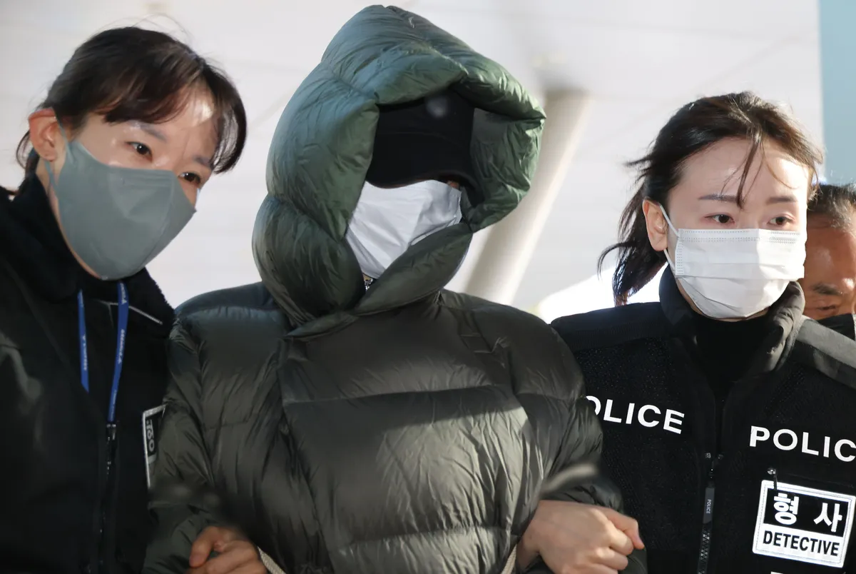 마약 혐의로 수사선상에 오른 상태에서 해외로 도피했다가 체포된 남양유업 창업주 외손녀 황하나 씨가 지난해 12월 26일 경기도 안양시 수원지방법원 안양지원에서 열린 구속 전 피의자 심문(영장실질심사)에 출석하고 있다. 연합뉴스