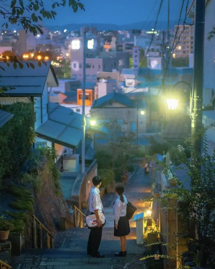 엠봉 | 애니메이션 배경풍 사진 찍는 일본 여고생들