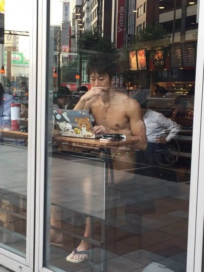 ㅇㅎ)카페에서 팬티만 입고 심각한 표정을 짓는 남자 사진 | 엠봉 mbong.kr