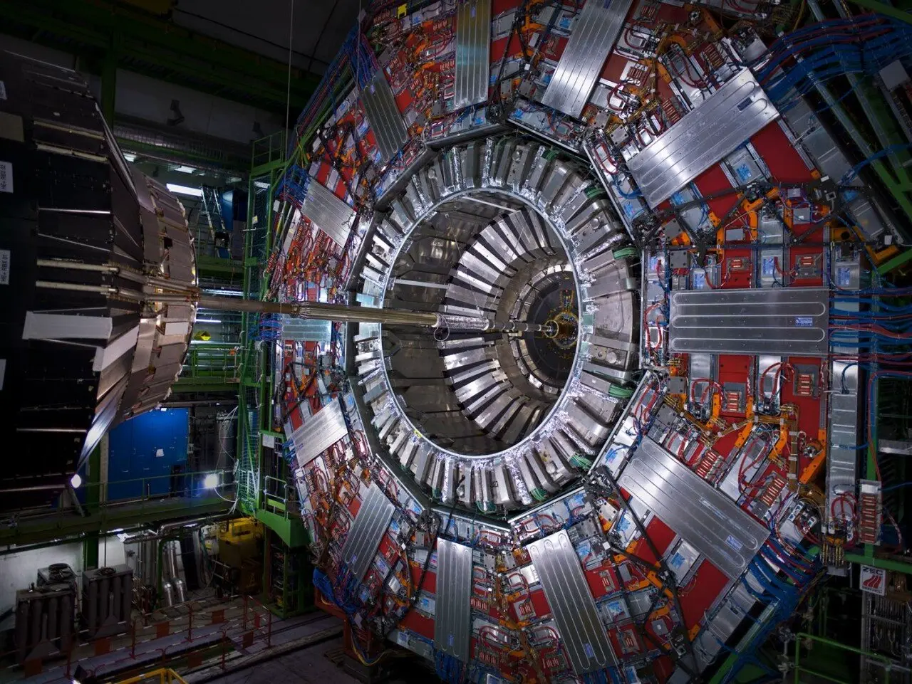 002.jpg CERN의 LHC 입자가속기 내부 사진들..jpg