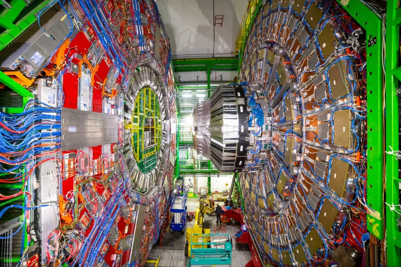 003.webp.ren.jpg CERN의 LHC 입자가속기 내부 사진들..jpg