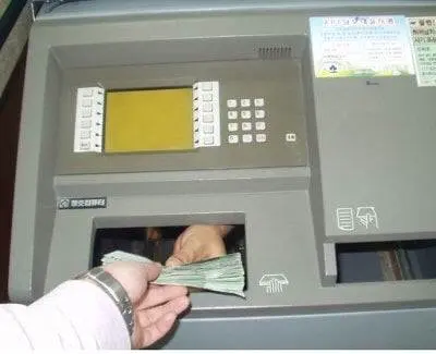 요즘 10대들은 못믿는 옛날 은행 ATM기..jpg  엠봉 mbong.kr