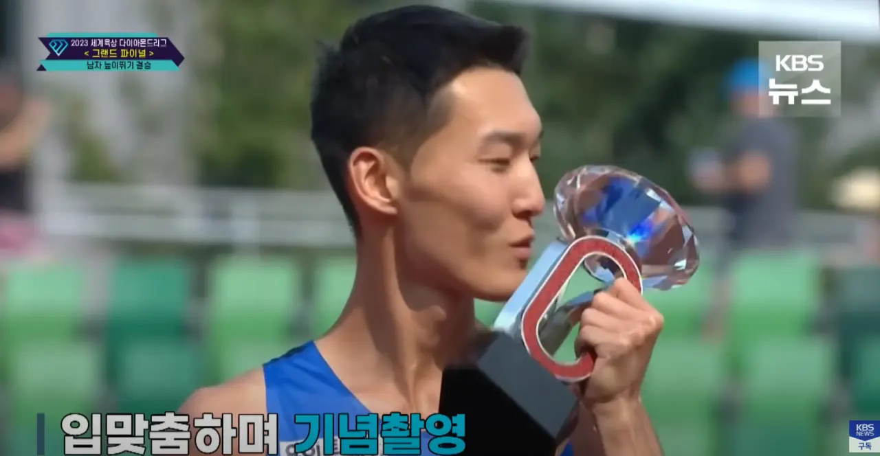 대한민국 육상의 새역사를 쓴 높이뛰기 우상혁 선수.mp4 | mbong.kr 엠봉