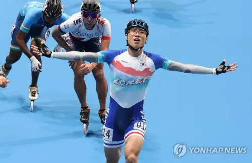 [속보] 롤러 최광호, 세 번째 도전 만에 AG 남자 스프린트 1,000ｍ 금메달…정철원 은메달 | mbong.kr 엠봉