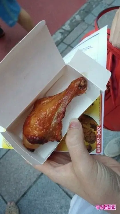 옛날에는 학교 앞에서 치킨 나눠줌 | mbong.kr 엠봉