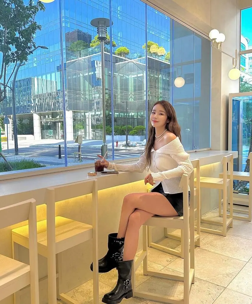 안나경 레이싱 모델 카페에서 사복 미모 | mbong.kr 엠봉