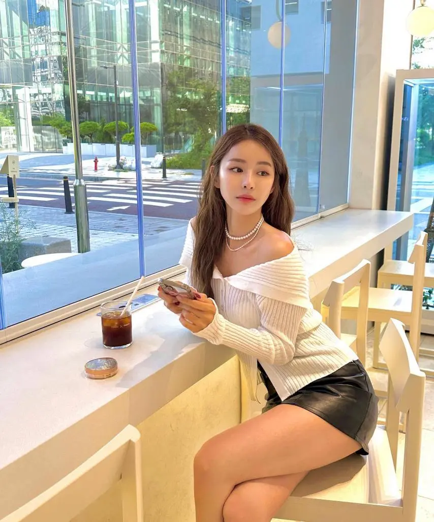안나경 레이싱 모델 카페에서 사복 미모 | mbong.kr 엠봉