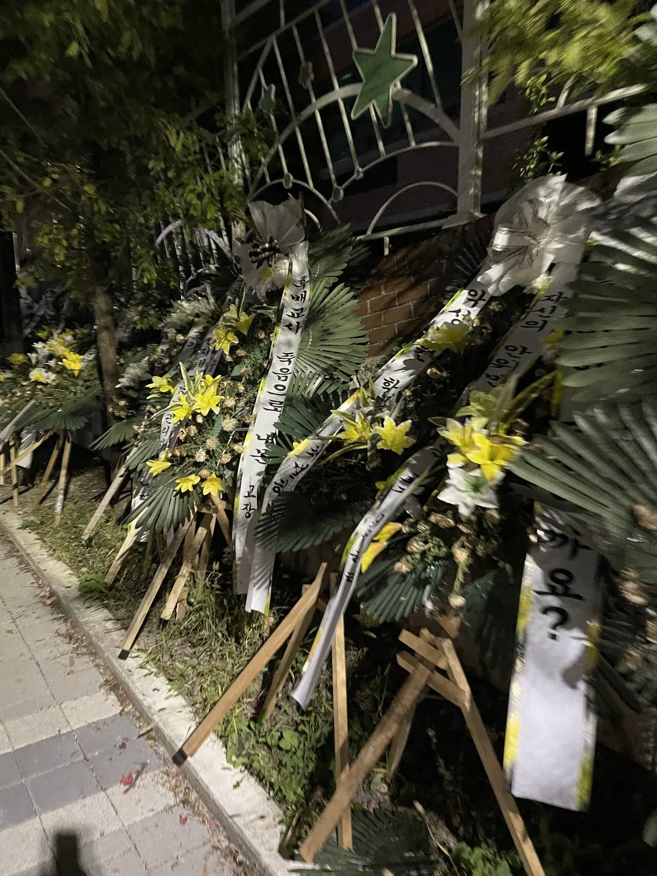 여전히 침묵 시위 중인 ㅎㅂ초등학교 교사들 (관평초 교사 사망 사건) | mbong.kr 엠봉