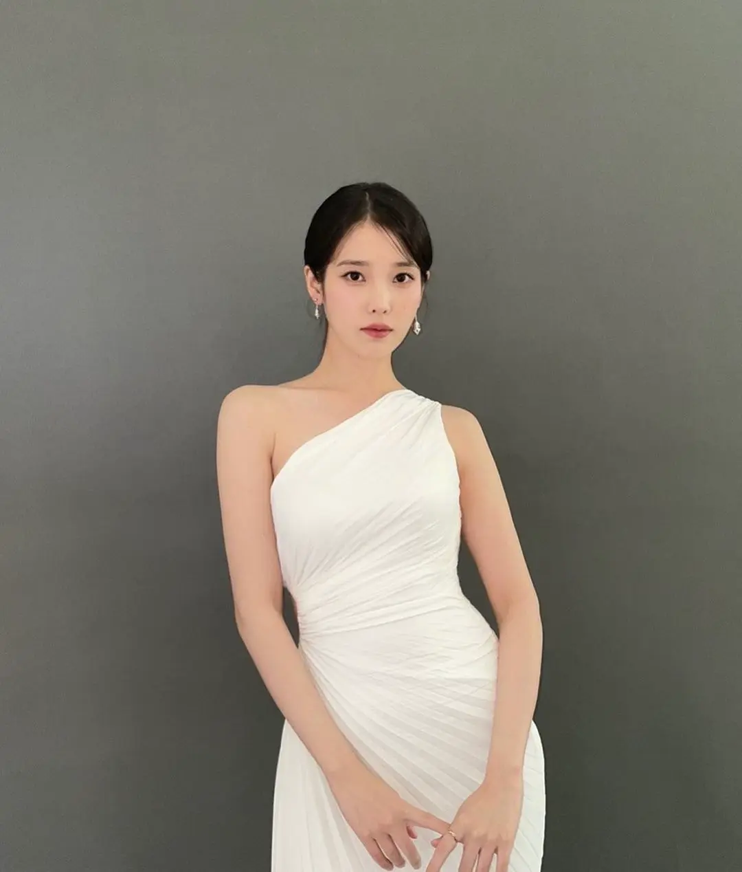 아이유 드레스 흰 vs 검 | mbong.kr 엠봉
