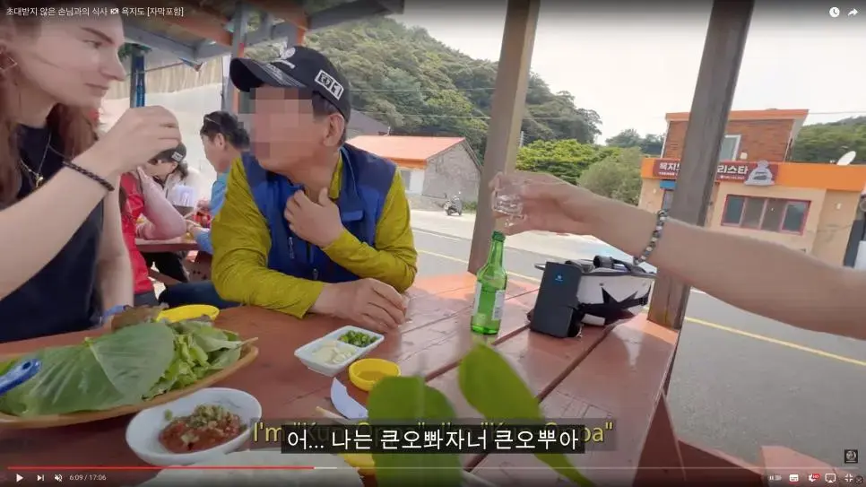 한국 여행 온 외국인 커플에게 한국의 정을 알려주는 스윗한 할아버지 | mbong.kr 엠봉