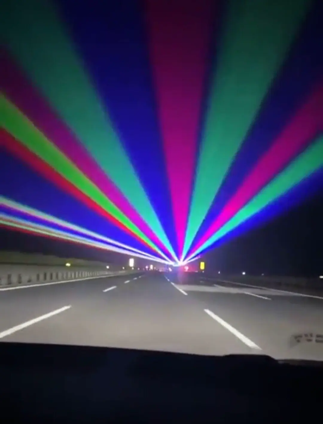 요즘 중국 고속도로에서 하는 레이저쇼 | mbong.kr 엠봉