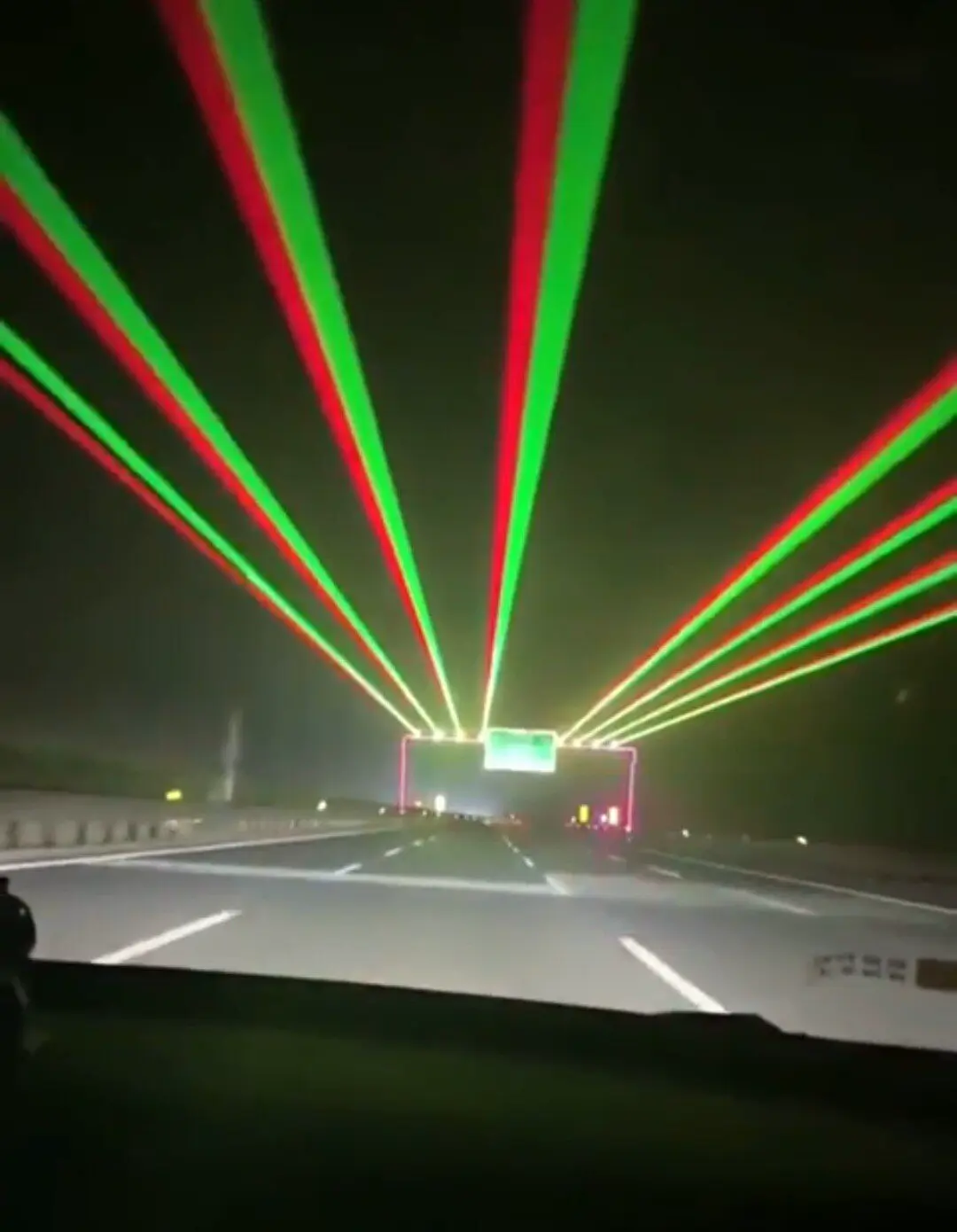 요즘 중국 고속도로에서 하는 레이저쇼 | mbong.kr 엠봉