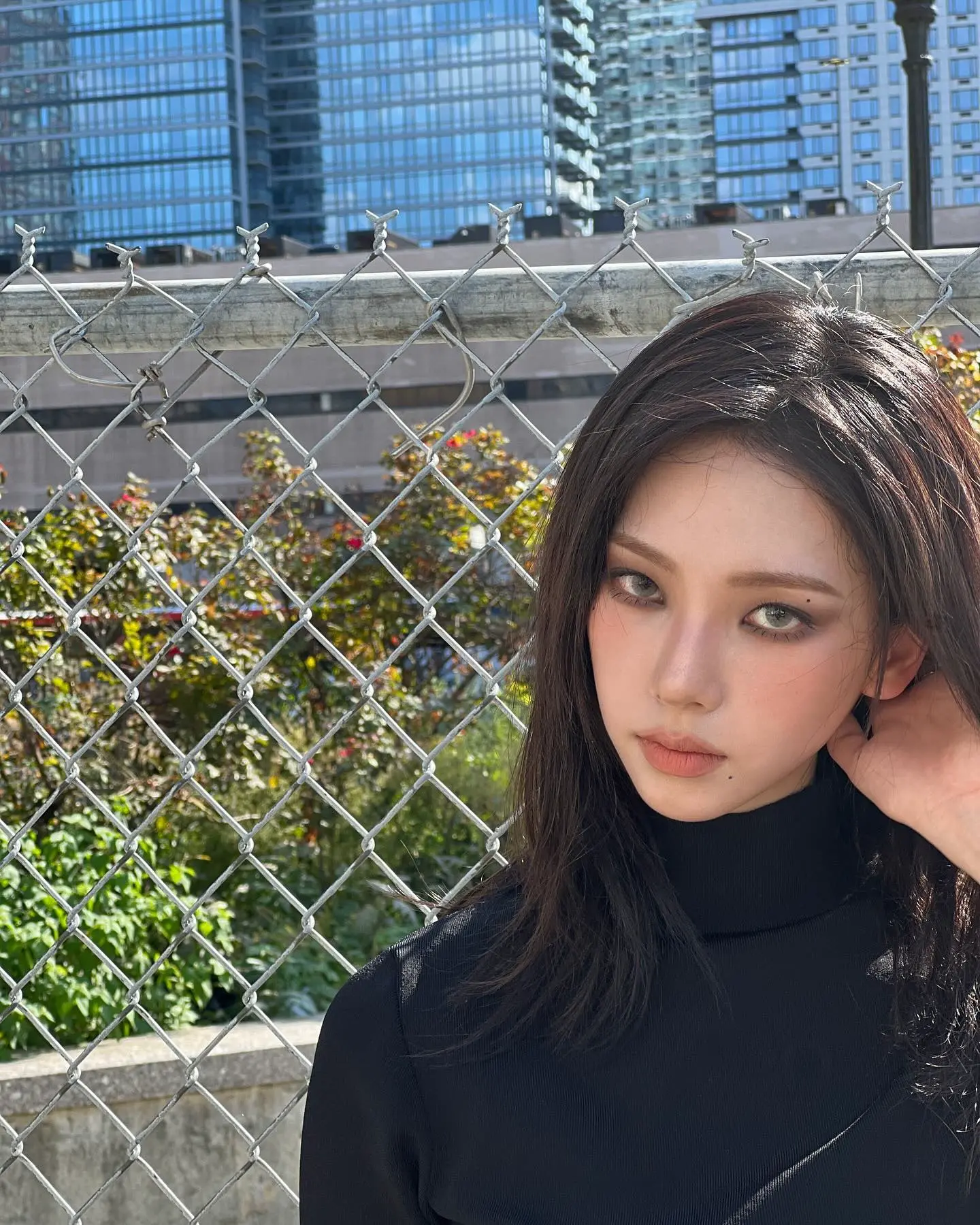 에스파 카리나 뽀얀 가슴골과 허벅지 핑크 블랙 드레스 핏 | mbong.kr 엠봉