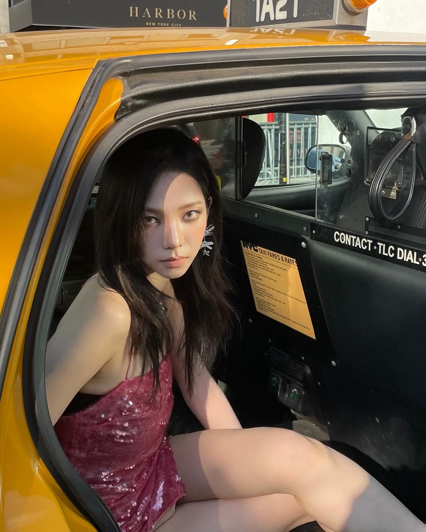 에스파 카리나 뽀얀 가슴골과 허벅지 핑크 블랙 드레스 핏 | mbong.kr 엠봉