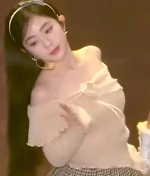 레드벨벳 아이린 오프숄더 모을때 살짝씩 보이는 가슴골 | mbong.kr 엠봉