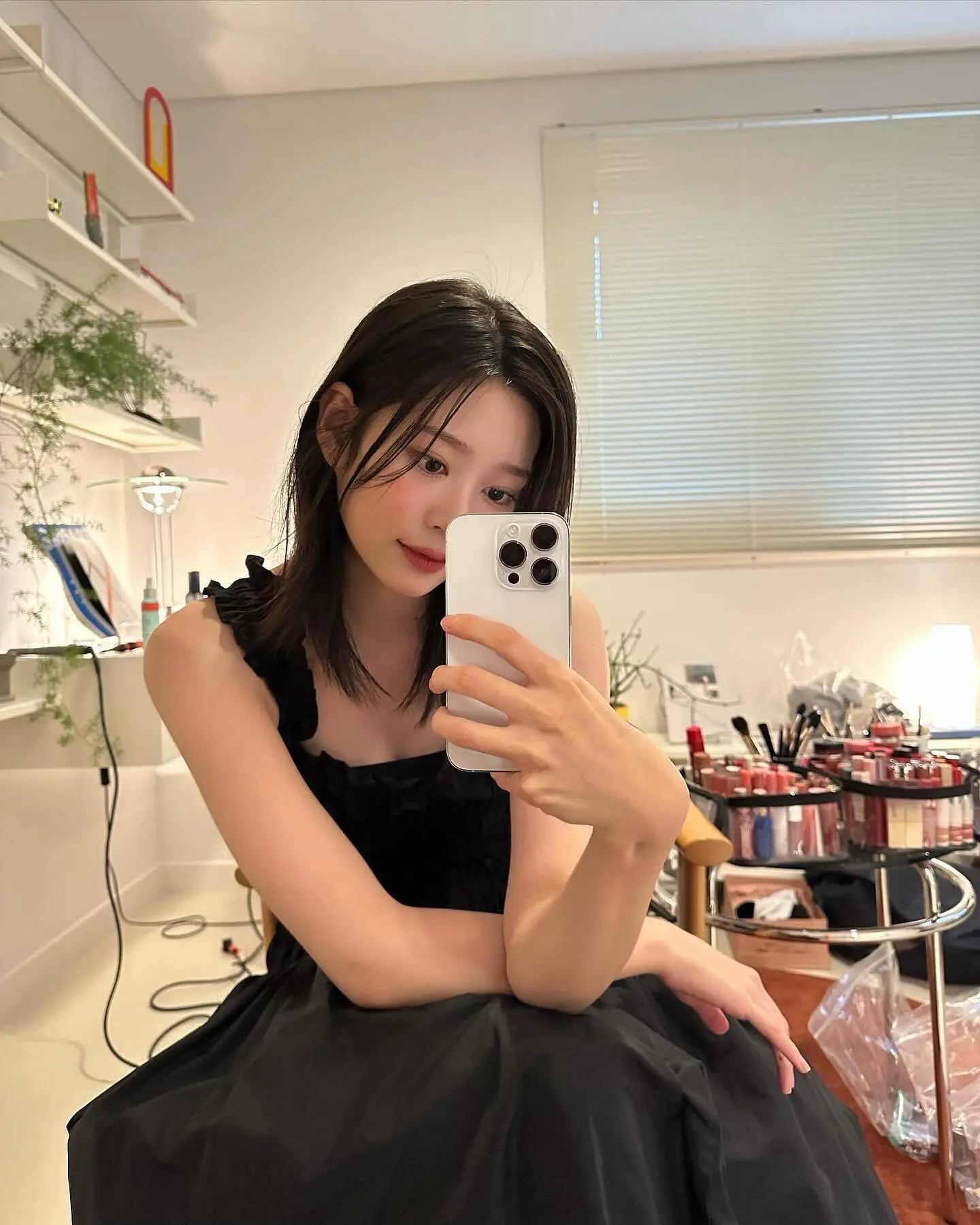 러블리한 검은색 원피스 살짝 보이는 가슴골 김민주 셀카 | mbong.kr 엠봉