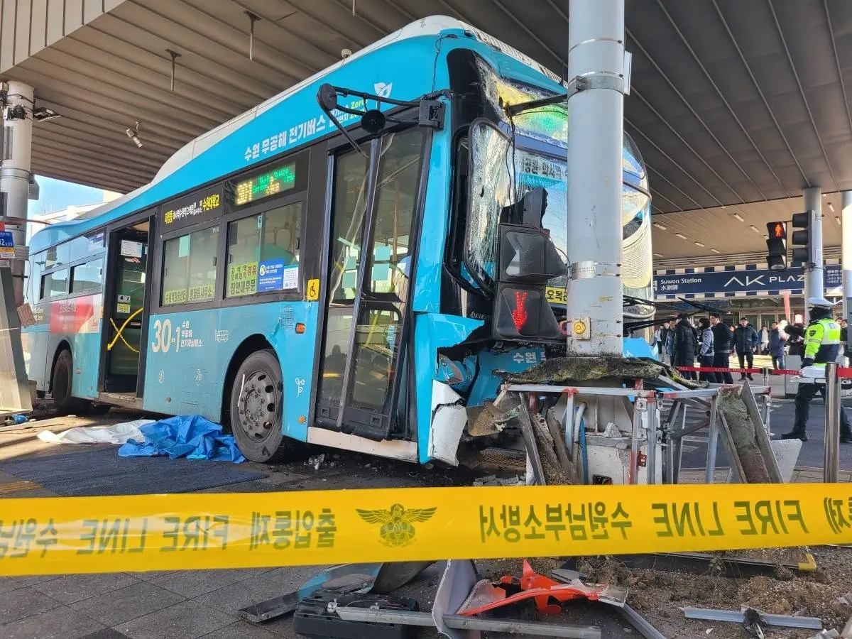 [수원역 환승센터 사고] 갑자기 시민들 덮친 시내버스… 경찰이 밝힌 '버스기사' 현재 상태 | mbong.kr 엠봉