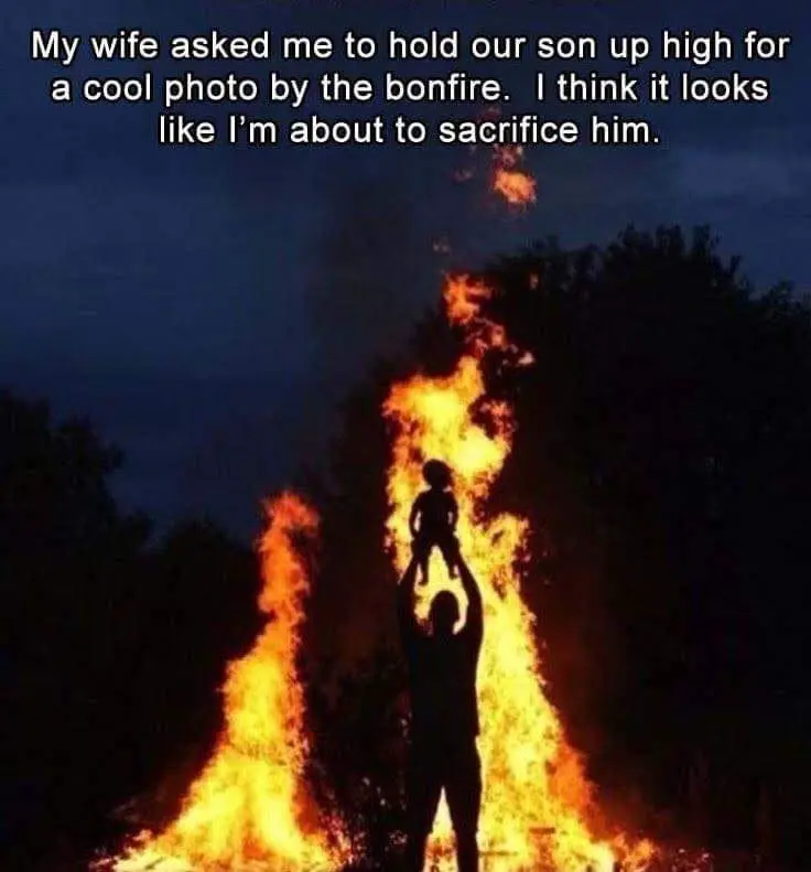 아내가 모닥불 앞에 애기 들고 있는거 사진 찍어줬다 | mbong.kr 엠봉