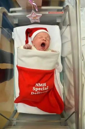 크리스마스 양말에 아기를 싸서 퇴원시키는 병원.jpg | mbong.kr 엠봉