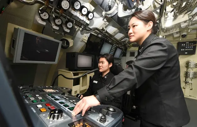 첫 여군 잠수함 승조원 9명 탄생…세계 14번째 | mbong.kr 엠봉