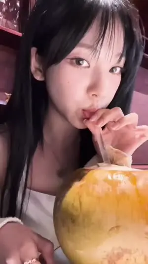 코코넛 워터 마신 에스파 카리나의 표정 | mbong.kr 엠봉