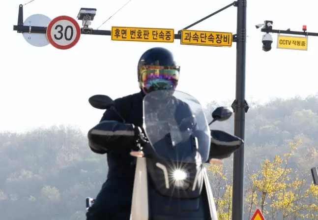 헬멧 안쓴 오토바이, 내일(8일)부터 뒷번호판 찍는 카메라로 잡는다 | mbong.kr 엠봉