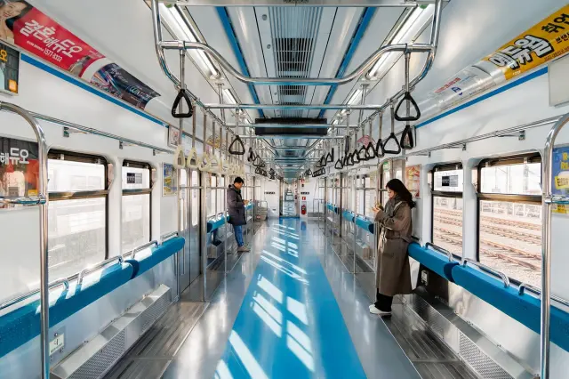 내일부터 출근시간 지하철 4호선 한칸 객실 의자없이 운행 | mbong.kr 엠봉