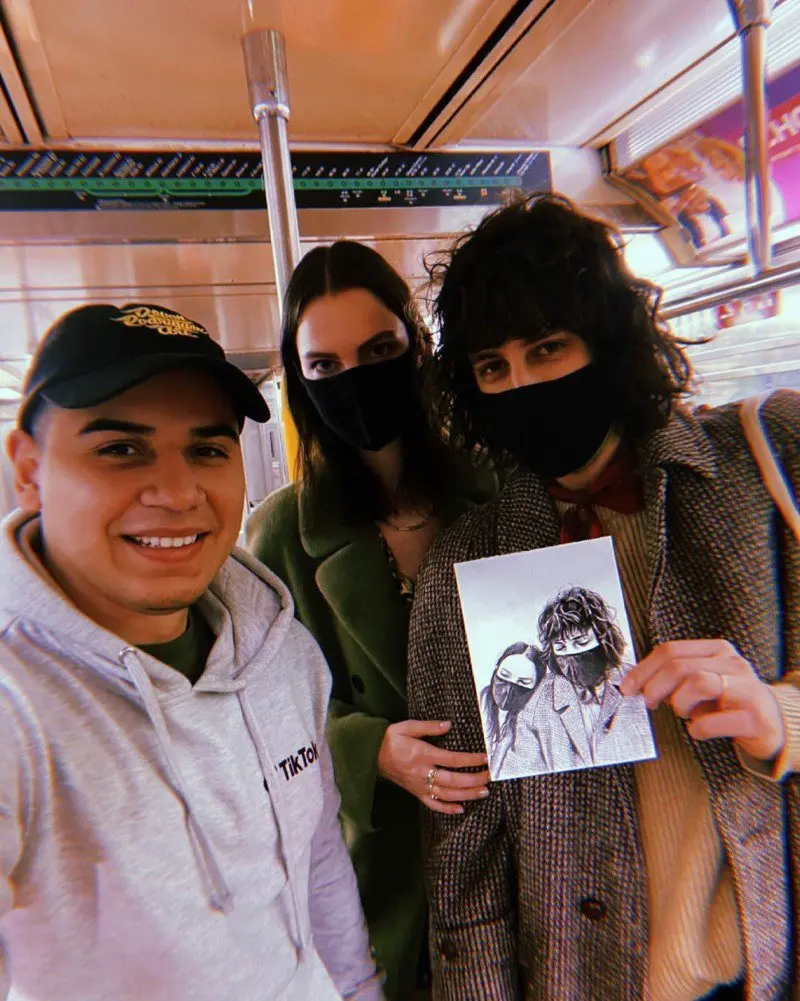 지하철에서 초상화를 그리는 남자 | mbong.kr 엠봉