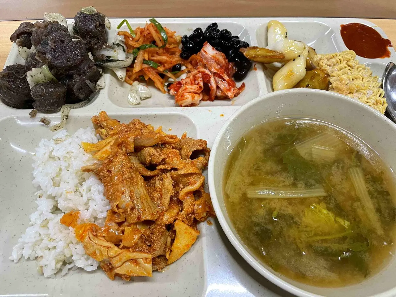 오늘 구내식당 점심 이정도면 어떤가요? | mbong.kr 엠봉