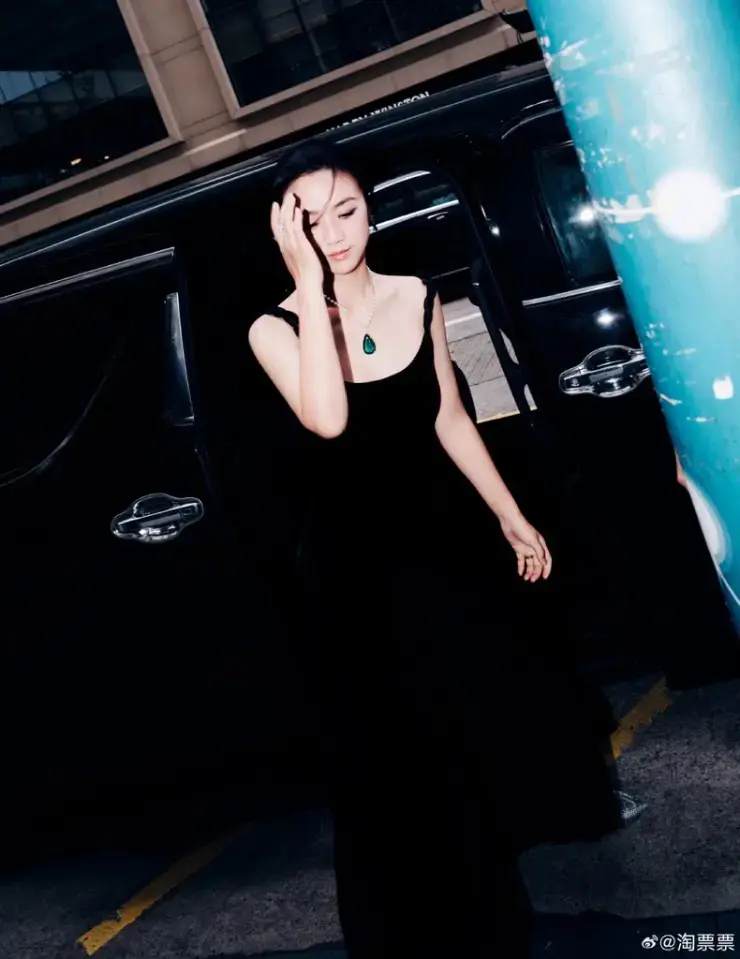 탕웨이 등이 시원한 블랙 드레스 | mbong.kr 엠봉