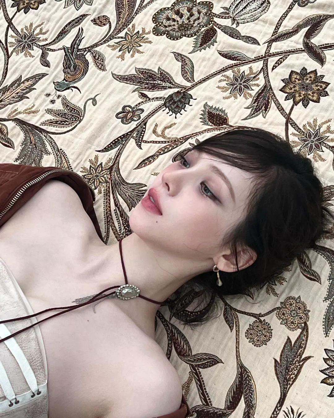 누워서 사진 찍는 에스파 카리나 투명한 피부 가슴골 살짝 | mbong.kr 엠봉