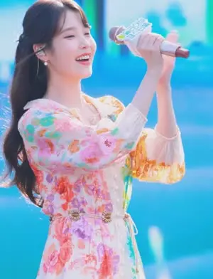 박수 치는 아이유 아름다운 미소 | mbong.kr 엠봉