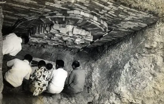 1971년 무령왕릉 발굴 시 최초로 발견된 것 | mbong.kr 엠봉