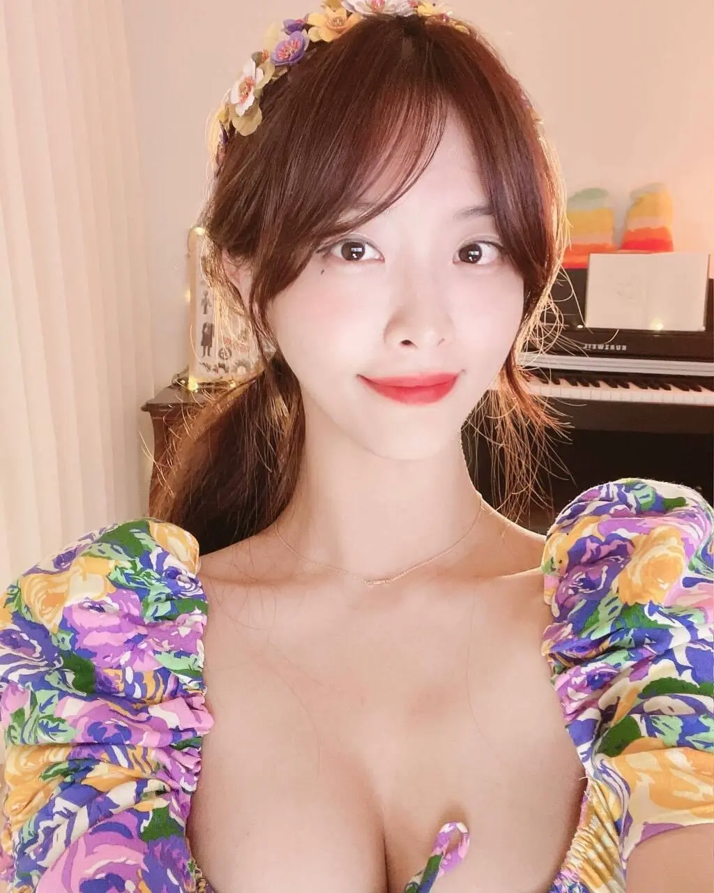 스트리머 미모 꽃무늬 원피스 수영복 완벽한 몸매 가슴골 | mbong.kr 엠봉