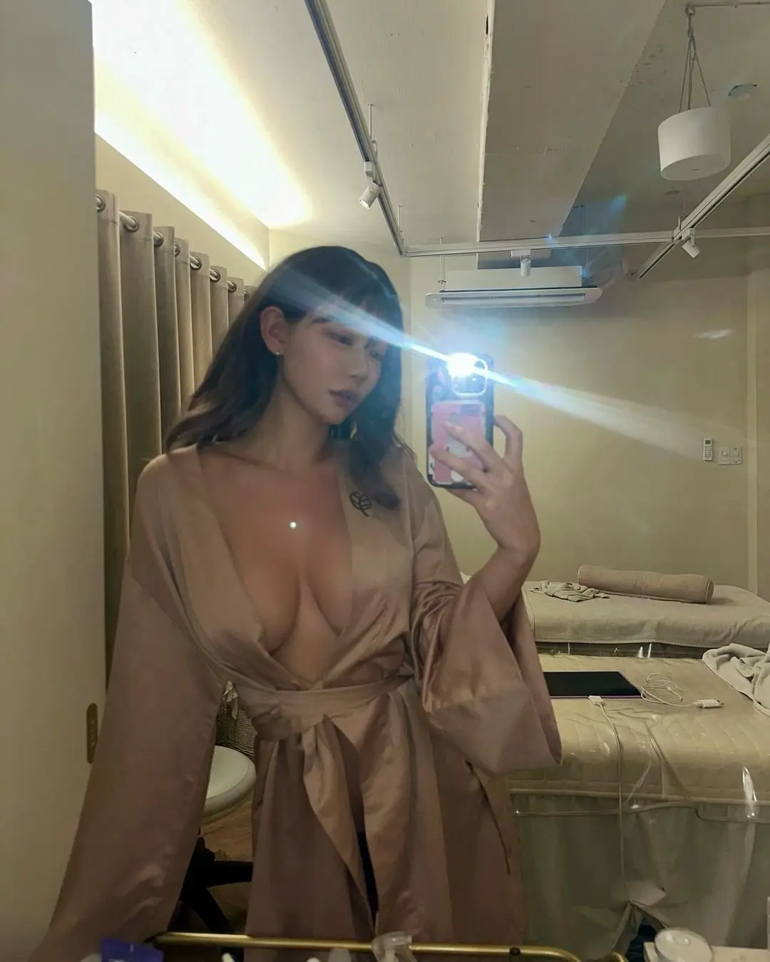 호텔에서 빛베리 노브라 샤워가운 거울셀카 ㄷㄷ | mbong.kr 엠봉