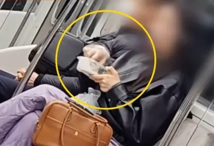 “음식 냄새 맡으며 출근”…지하철서 매일 손으로 밥 먹는 女 | mbong.kr 엠봉