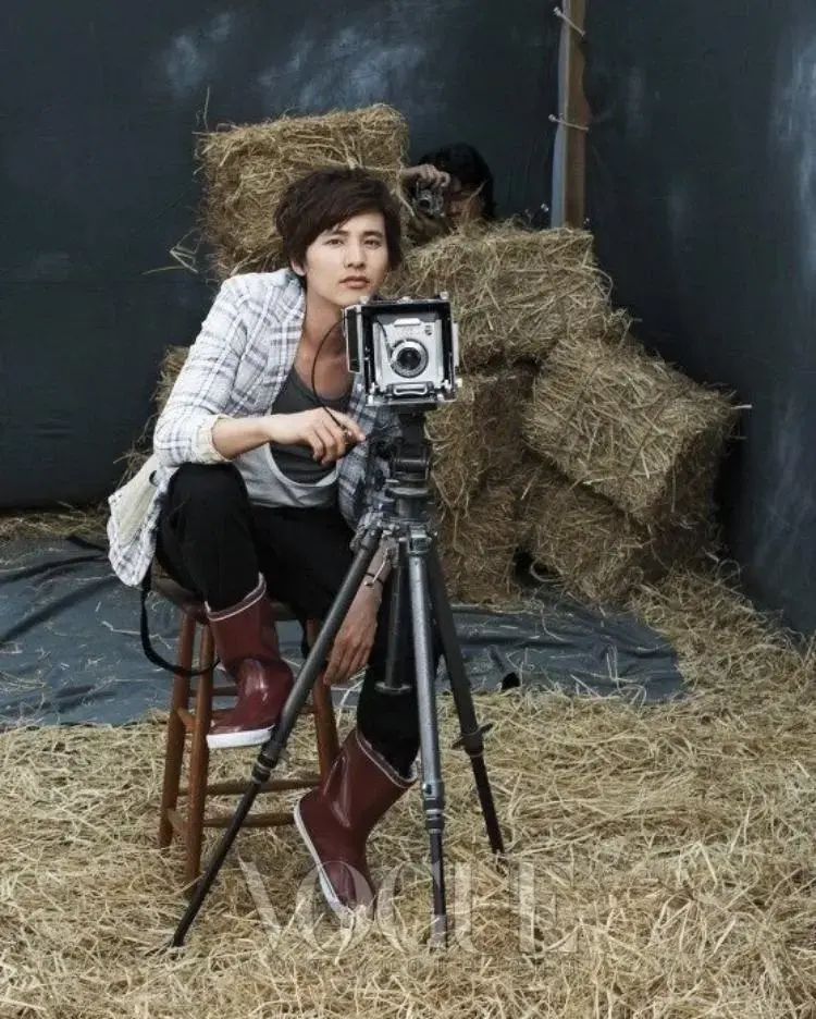 봉준호가 카메라들고 찌찌 긁으면서 그앞에 원빈이 닭을 훔치는 잡지 사진 | mbong.kr 엠봉