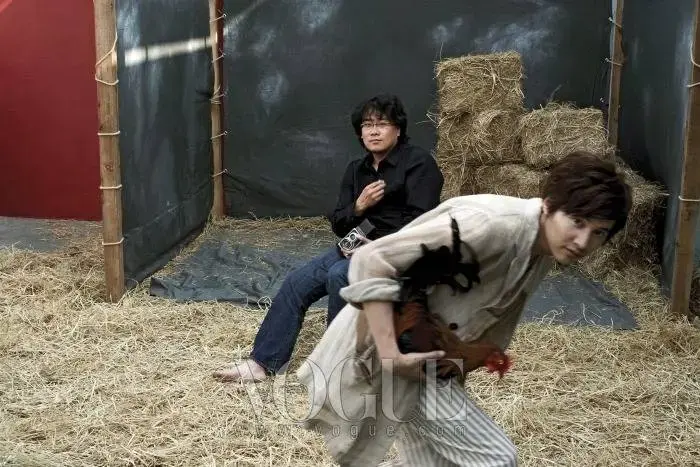 봉준호가 카메라들고 찌찌 긁으면서 그앞에 원빈이 닭을 훔치는 잡지 사진 | mbong.kr 엠봉
