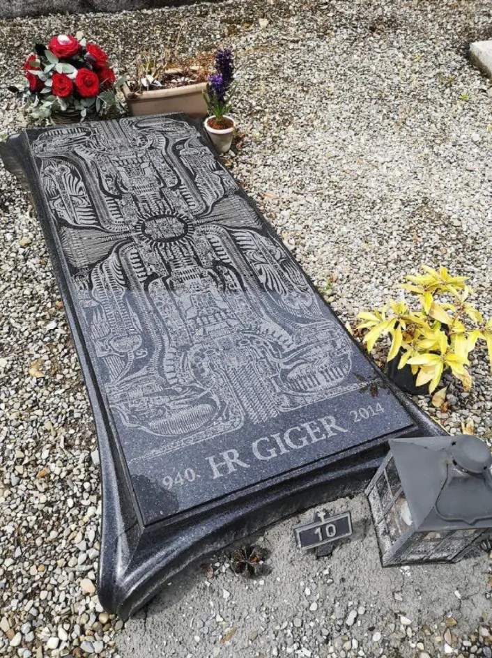에일리언 디자인으로 유명한 화가 HR 기거의 무덤.JPG | mbong.kr 엠봉