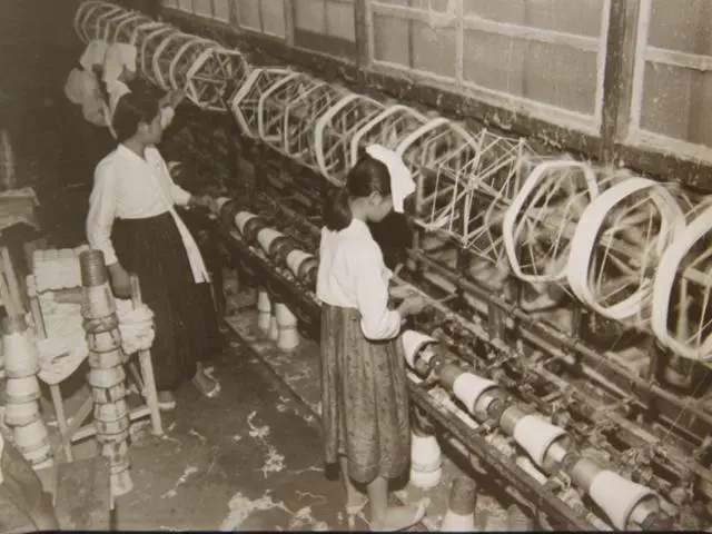 1951년 9월 9일 부산의 한 면사 공장. | mbong.kr 엠봉
