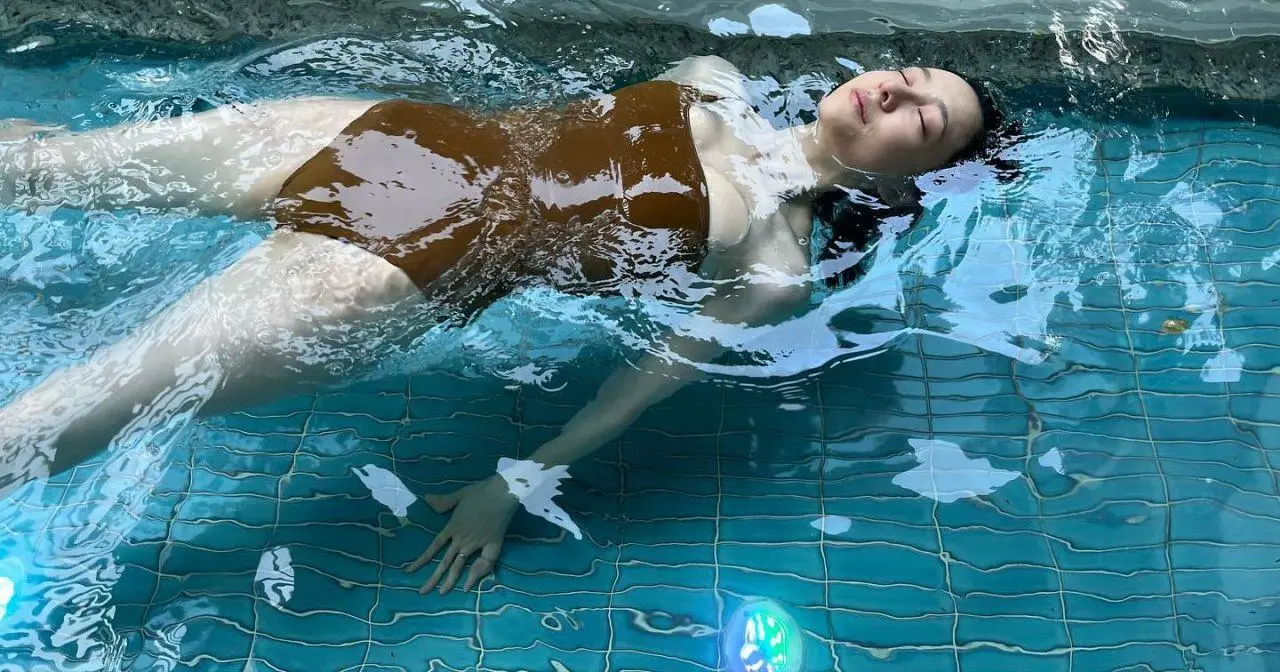 배우 박지현 투명수영장에서 수영하는 뽀얀 피부 수영복 몸매 | mbong.kr 엠봉