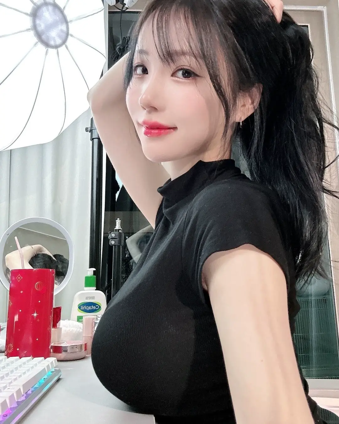 검은색 골지폴라티 가슴 책상에 걸쳐놓은 연나비 | mbong.kr 엠봉