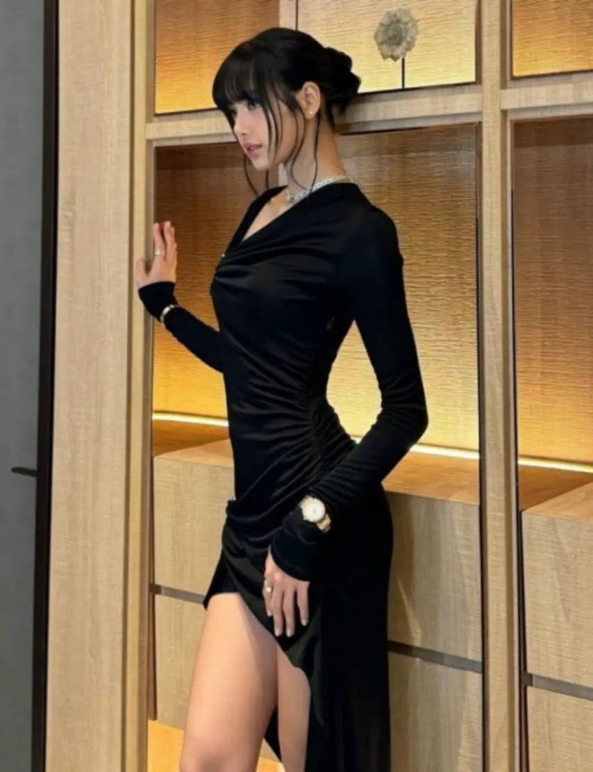 블랙 드레스를 제대로 뽐낸 리사의 각선미.jpg | mbong.kr 엠봉
