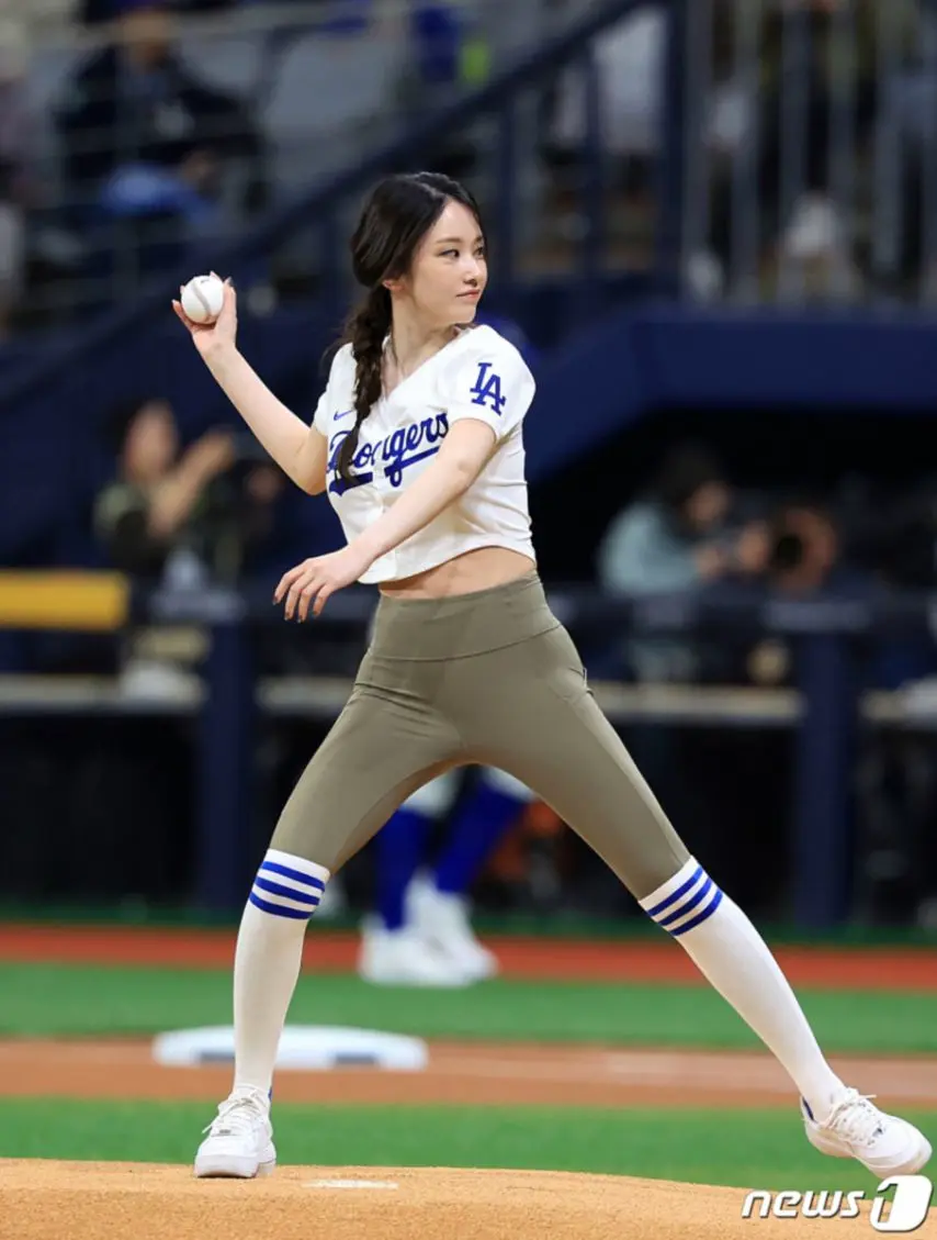 MLB 서울 개막전의 히로인 전종서 : 레깅스 시구 cut by cut.jpgif | mbong.kr 엠봉