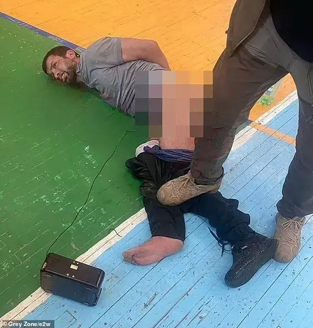 [혐] 성기에 전기충격기 꽂혀서 고문당하는 모스크바 테러범.jpg | mbong.kr 엠봉