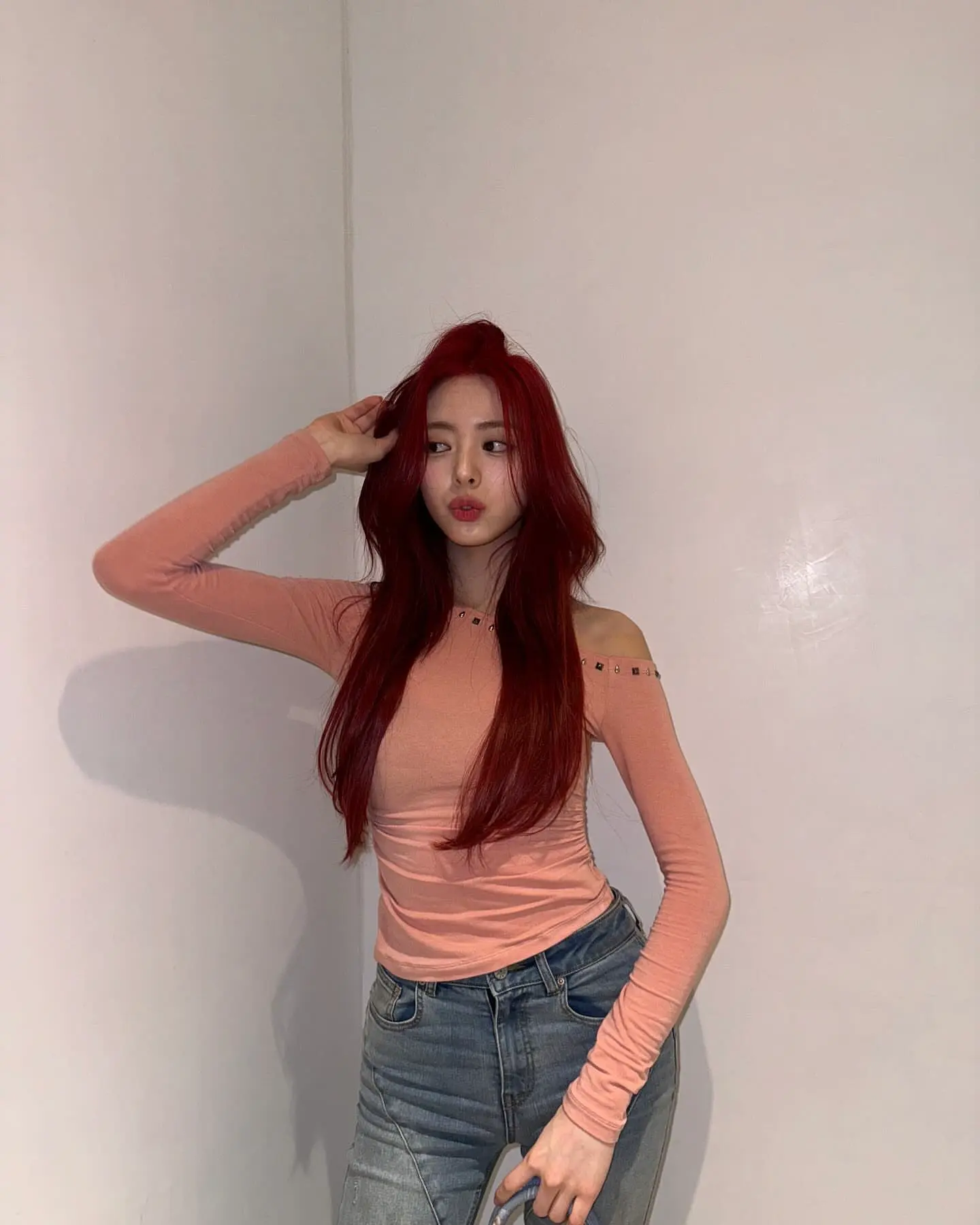 어깨를 드러낸 봉긋한 핑크티 + 청바지 골반 라인 ITZY 유나 출국길 | mbong.kr 엠봉