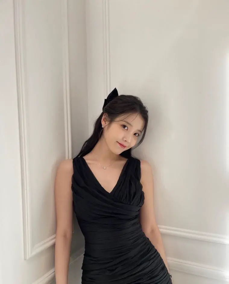 아이유 블랙 드레스 | mbong.kr 엠봉