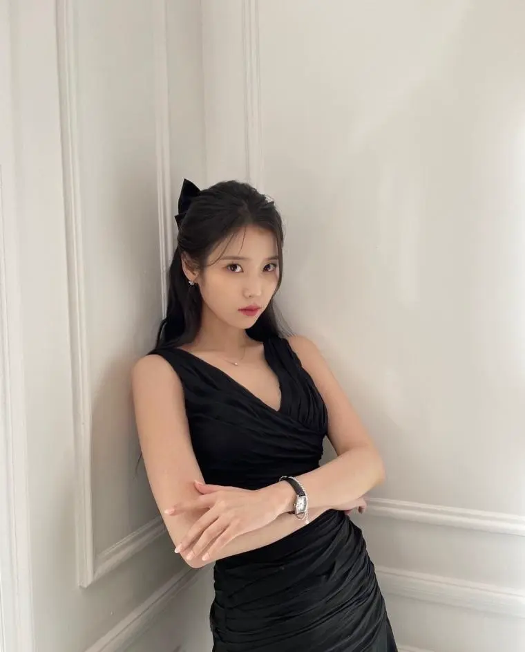 아이유 블랙 드레스 | mbong.kr 엠봉