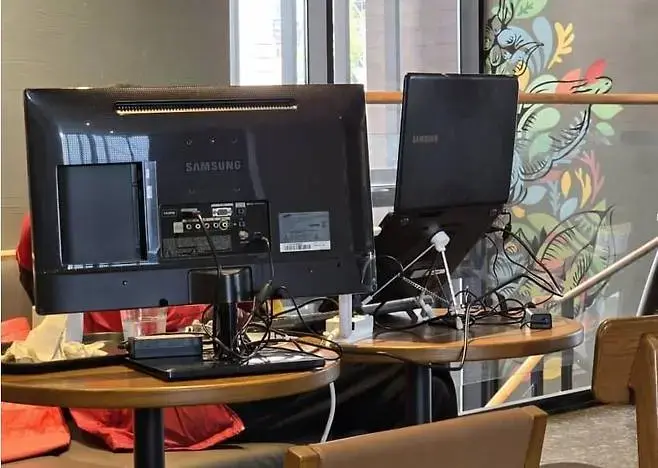 스타벅스 왼쪽 테이블 노트북을, 오른쪽 테이블에 대형 모니터,멀티탭까지 연결한 카공족 | mbong.kr 엠봉