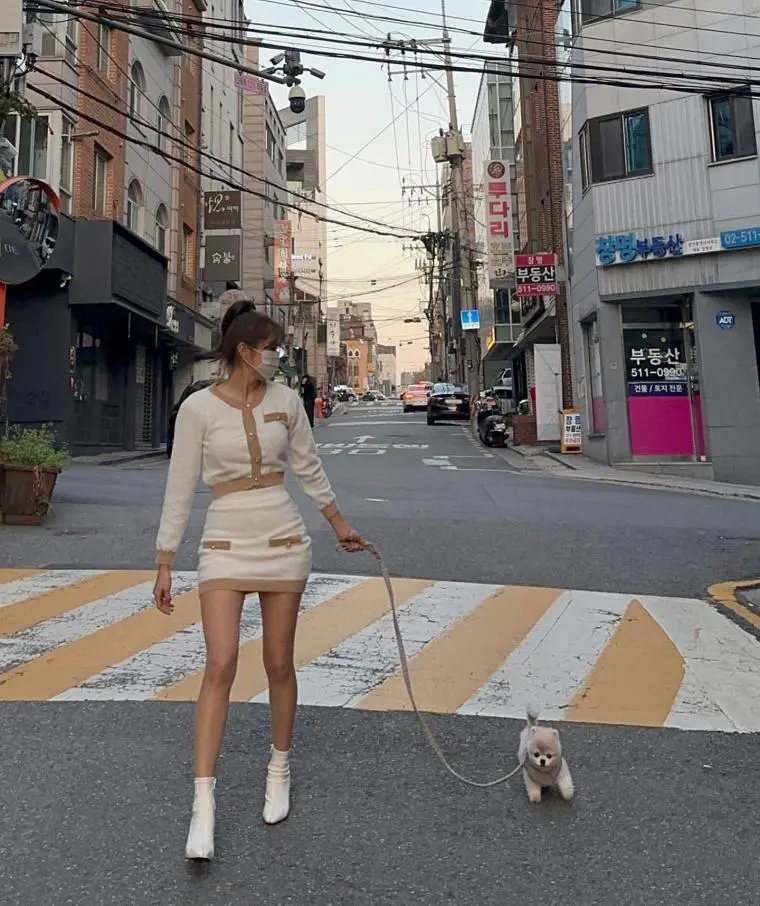 강아지 산책시키는 안지현 치어리더 기럭지 | mbong.kr 엠봉